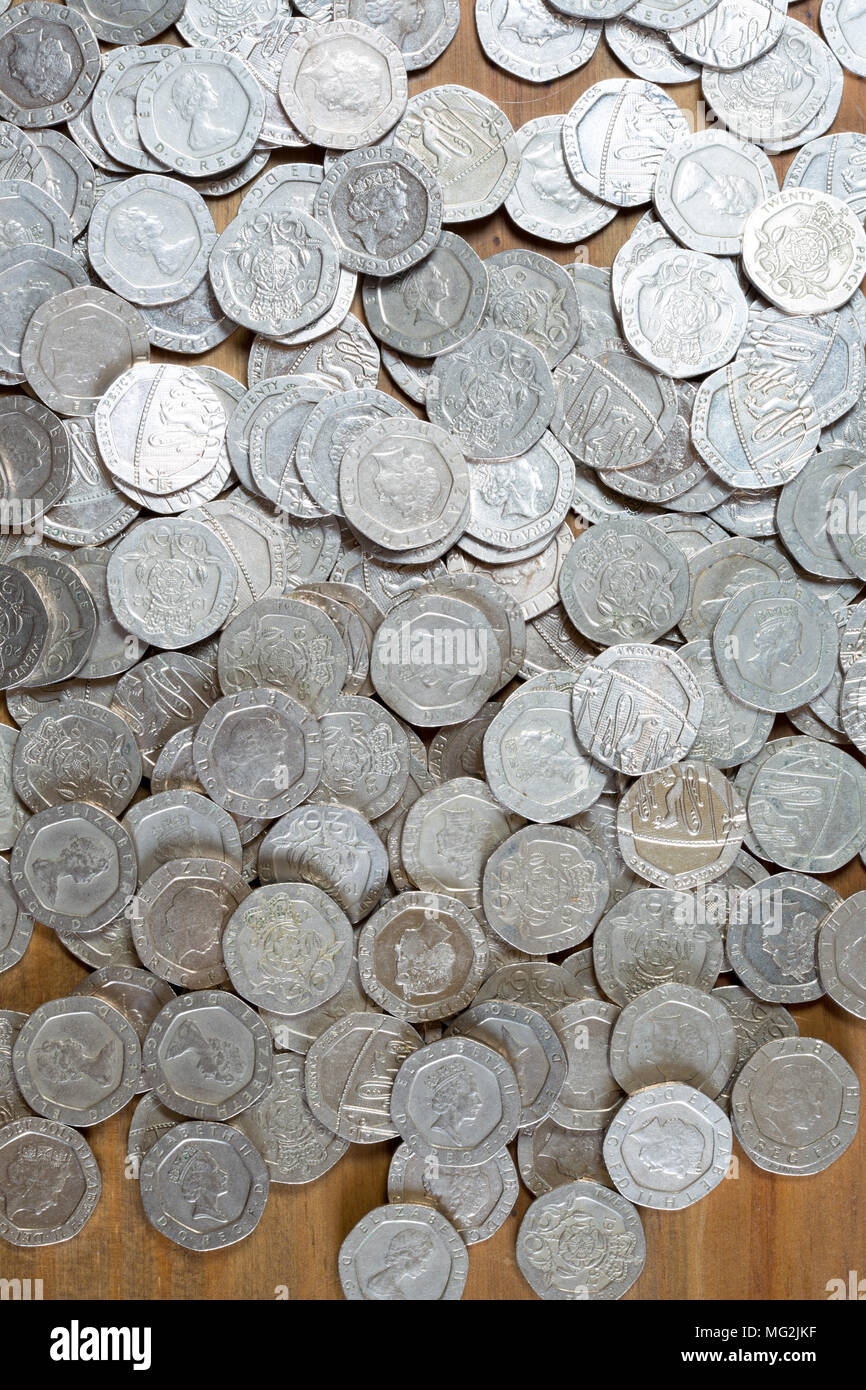 Une pile de vingt pence britannique/pièces de monnaie Banque D'Images