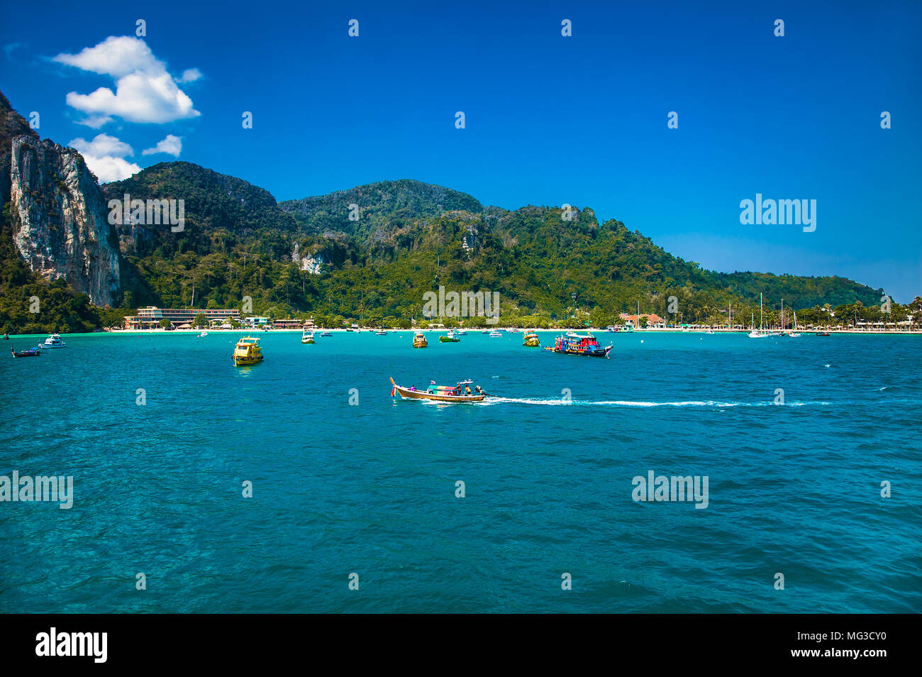 Bateaux à la baie de Ton Sai à Ko Phi Phi Island, Thaïlande. Banque D'Images