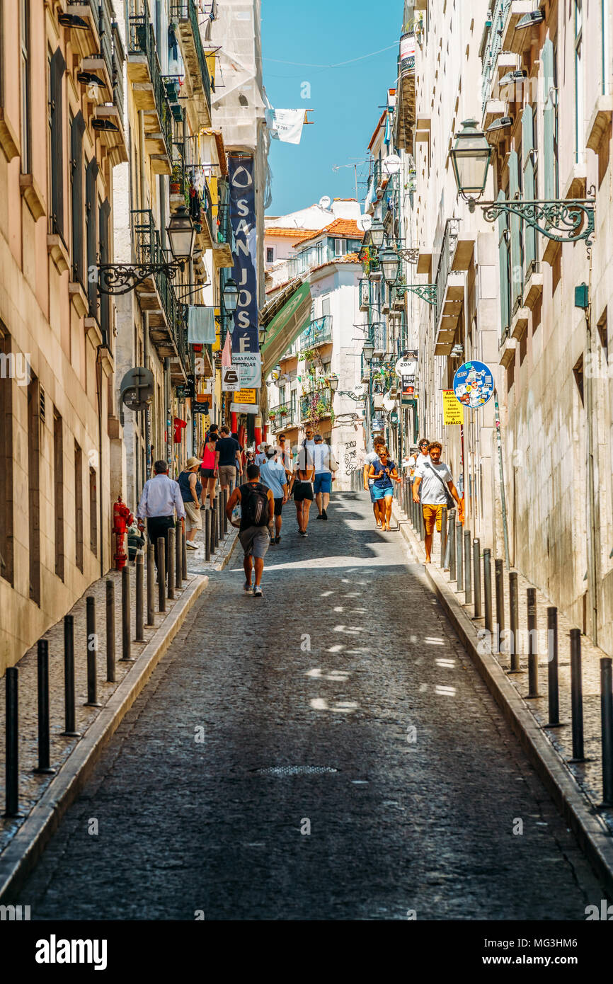 Lisbonne, Portugal - 13 août 2017 : Les gens qui marchent sur les rues animées de la ville de Lisbonne Banque D'Images