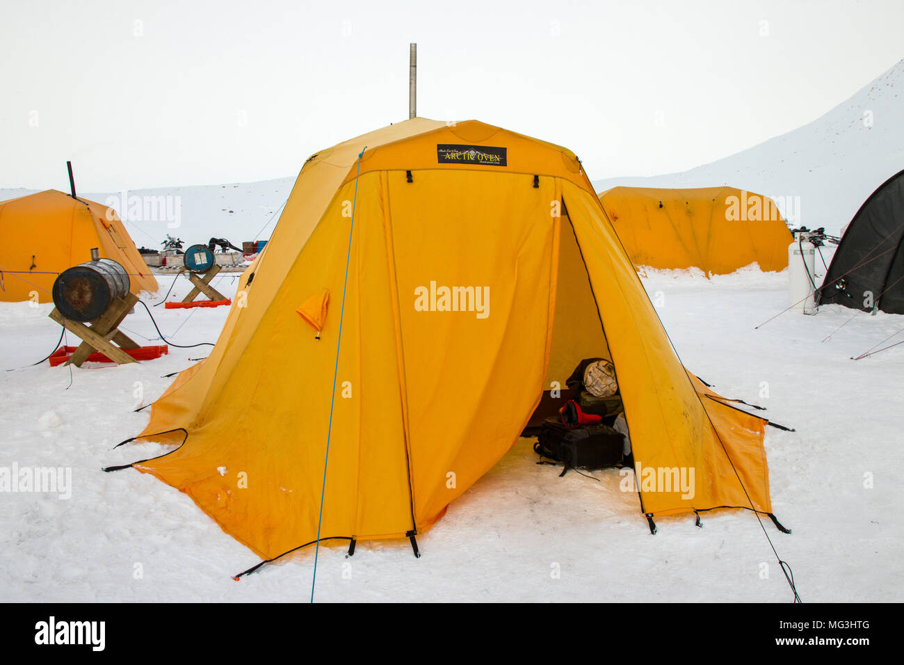 Tente sur la glace, le camping sur l'île de Baffin, Nunavut, Canada Banque D'Images