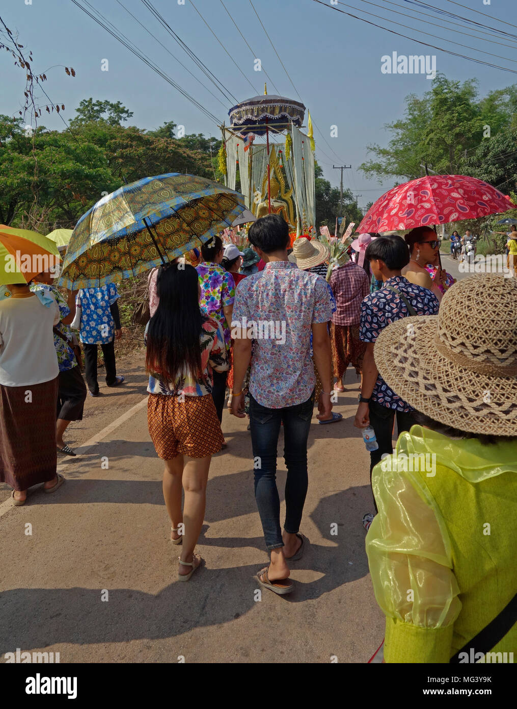 Songkran Songkran 2018, jour, Nouvel An Thaï street parade nouvellement ordonné suivant statue de Bouddha sur camionnette, Chiang Yeun, Udon Thani, Thaïlande Banque D'Images
