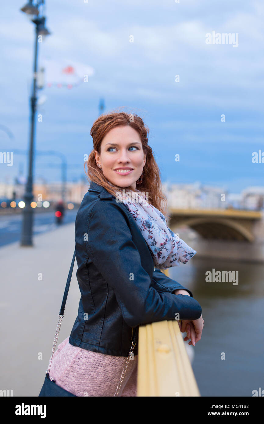 Jeune rousse belle femme sur le pont à l'écart, Budapest, Hongrie Banque D'Images