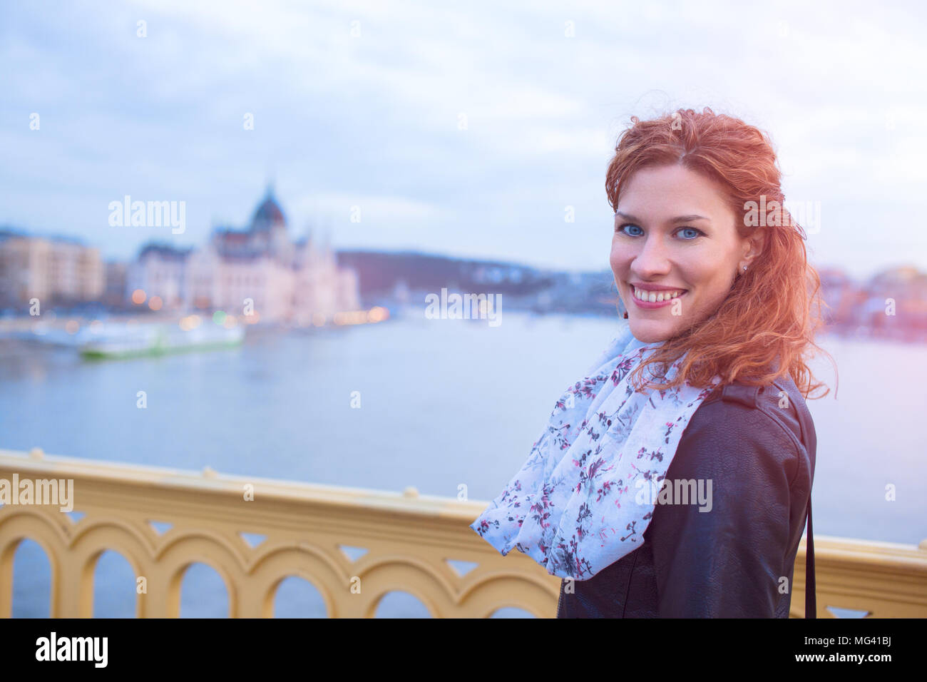 Belle jeune femme rousse sourire à Budapest, avec le Parlement, la Hongrie d'arrière-plan Banque D'Images