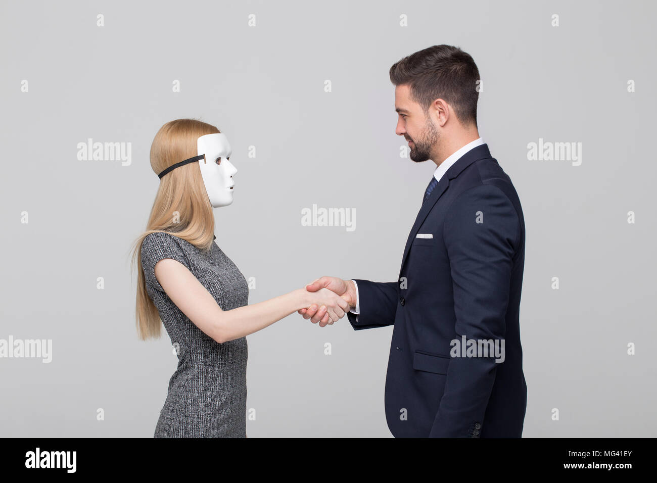 Jeune homme élégant de la liaison avec femme blonde en masque Banque D'Images