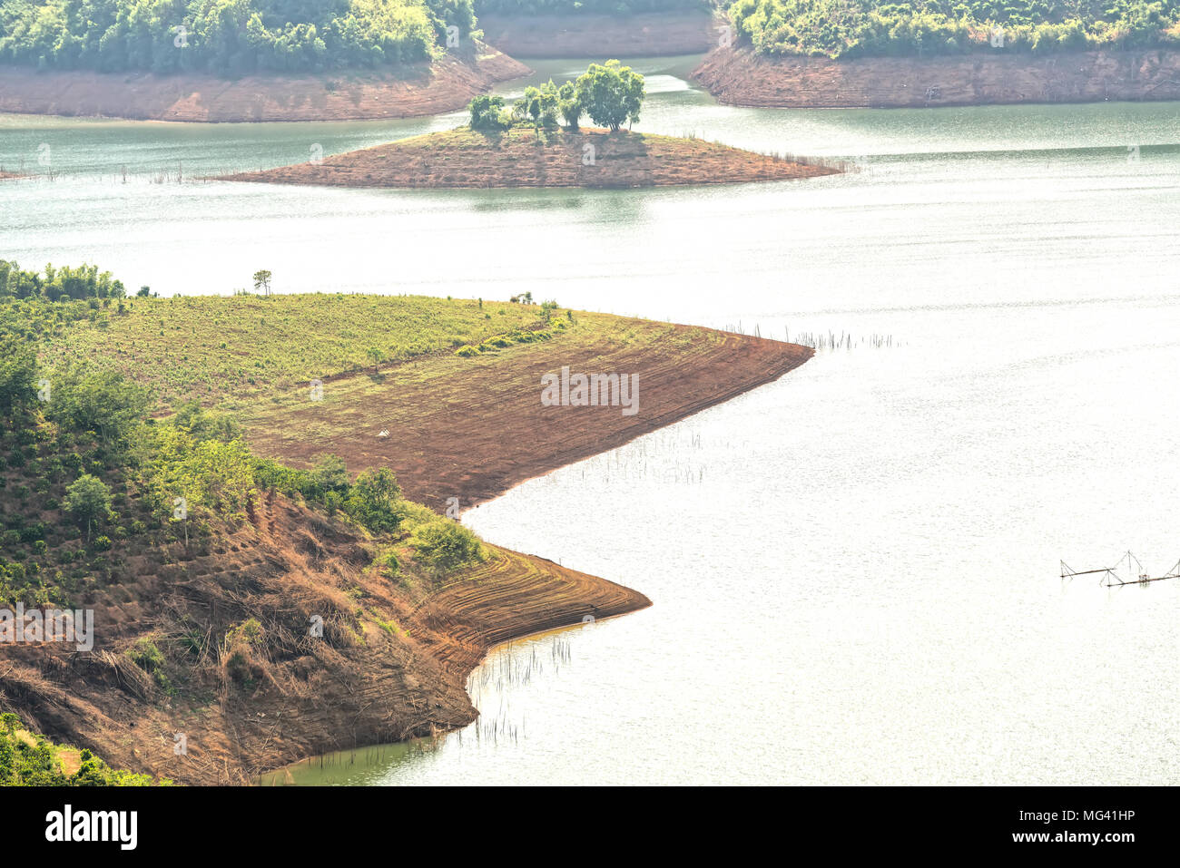 Après-midi ensoleillé sur le coteau du lac hydrogène Ta bouse. Banque D'Images