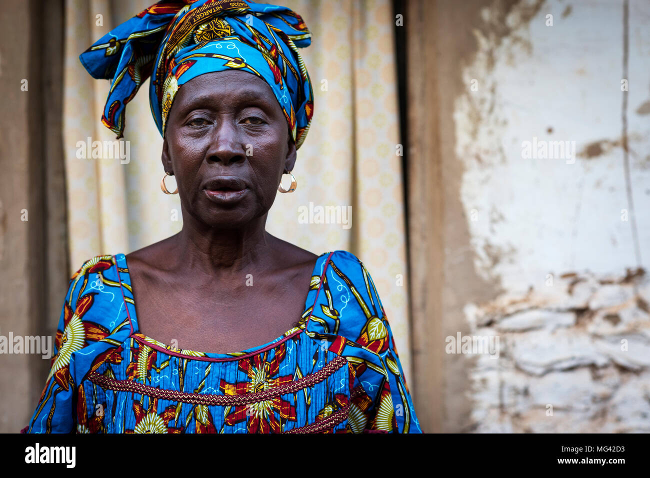 Bissau, Guinée-Bissau - le 29 janvier 2018 : Portrait d'une femme africaine portant une robe colorée dans un bidonville de la ville de Bissau, en Guinée Banque D'Images