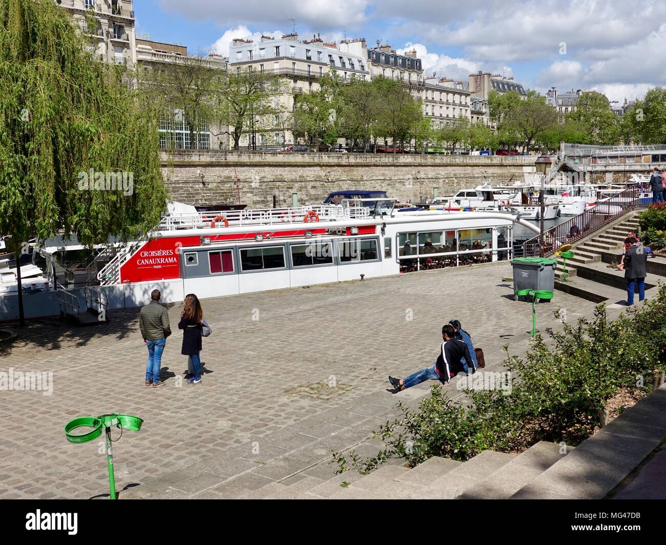 Bateau de tourisme au Bassin de l'Arsenal, Paris, France Banque D'Images