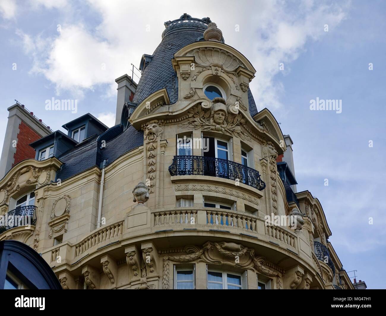 Balcon dans un immeuble Haussmann 3ème Arrondissement donnant sur Boulevard Beaumarchais, Paris, France. Banque D'Images