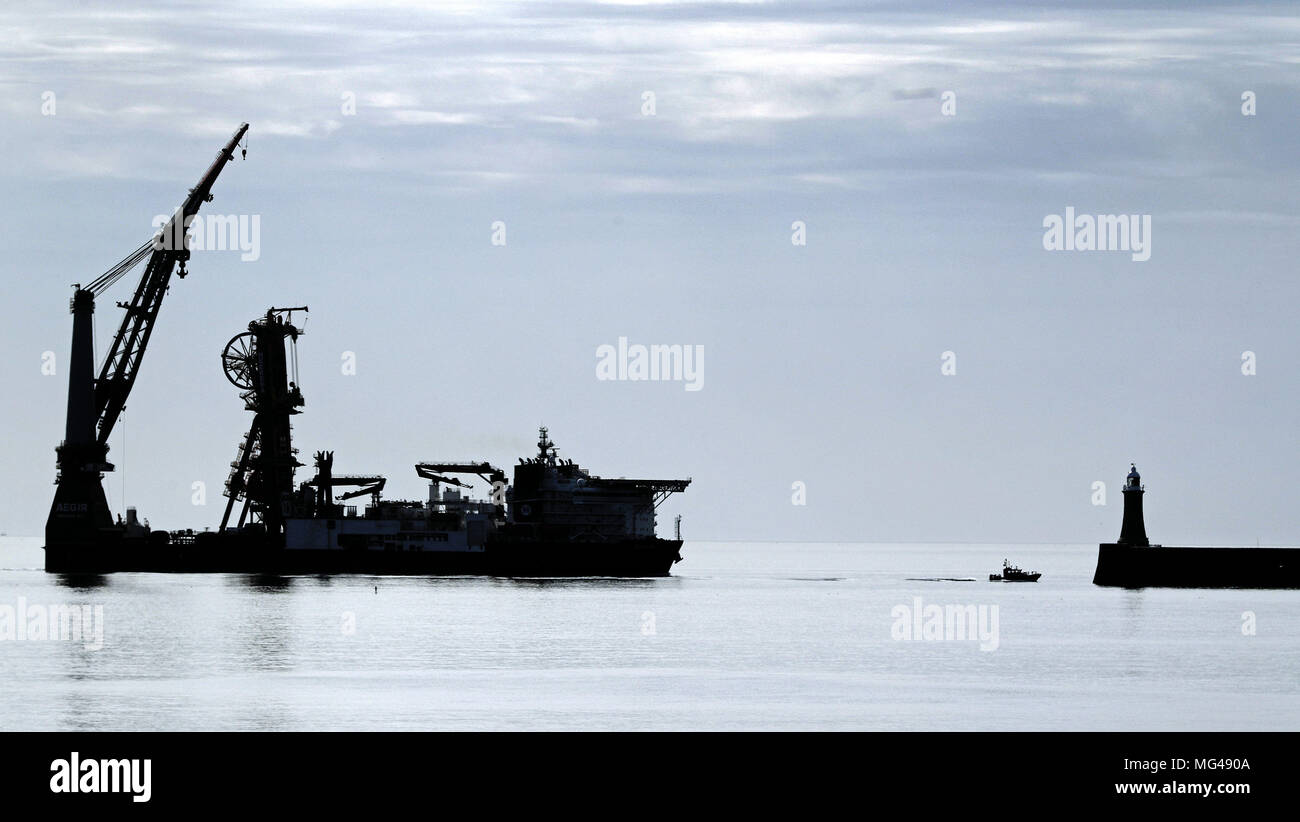 Le DCV Aegir, un port en eau profonde Construction navire appartenant à Heerema Marine Contractors utilisé pour la pose du tuyau arrive à l'embouchure de la rivière Tyne dans le nord-est de l'Angleterre. Banque D'Images