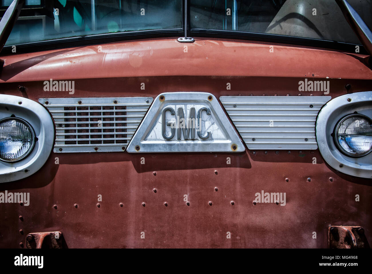 Camion américain à partir des années 1960. Close up de bonnet ou de capuchon avec grill et les phares de GMC Banque D'Images