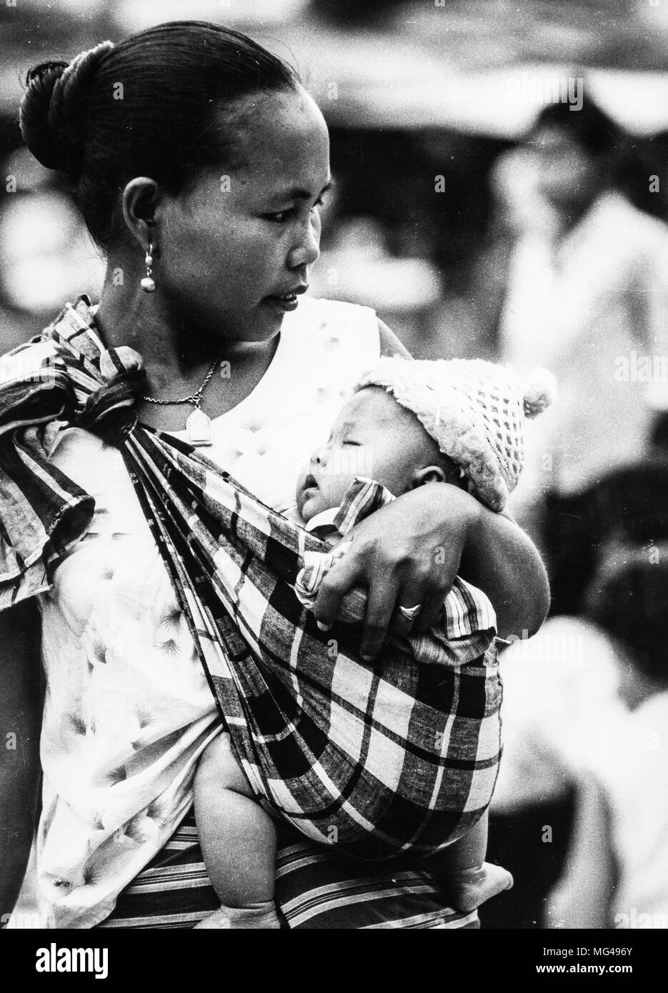 Femme thaïlandaise avec enfant, village à la périphérie de Bangkok, Thaïlande, 70 Banque D'Images