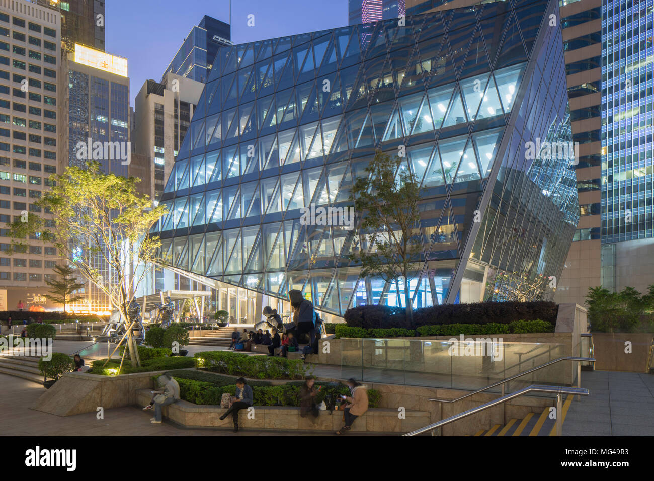 Le Forum Bâtiment dans Exchange Square, au crépuscule, Central, Hong Kong Island, Hong Kong Banque D'Images