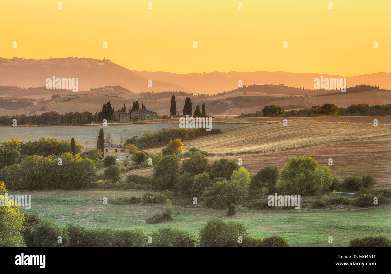 Coucher de soleil sur la campagne toscane typique Banque D'Images