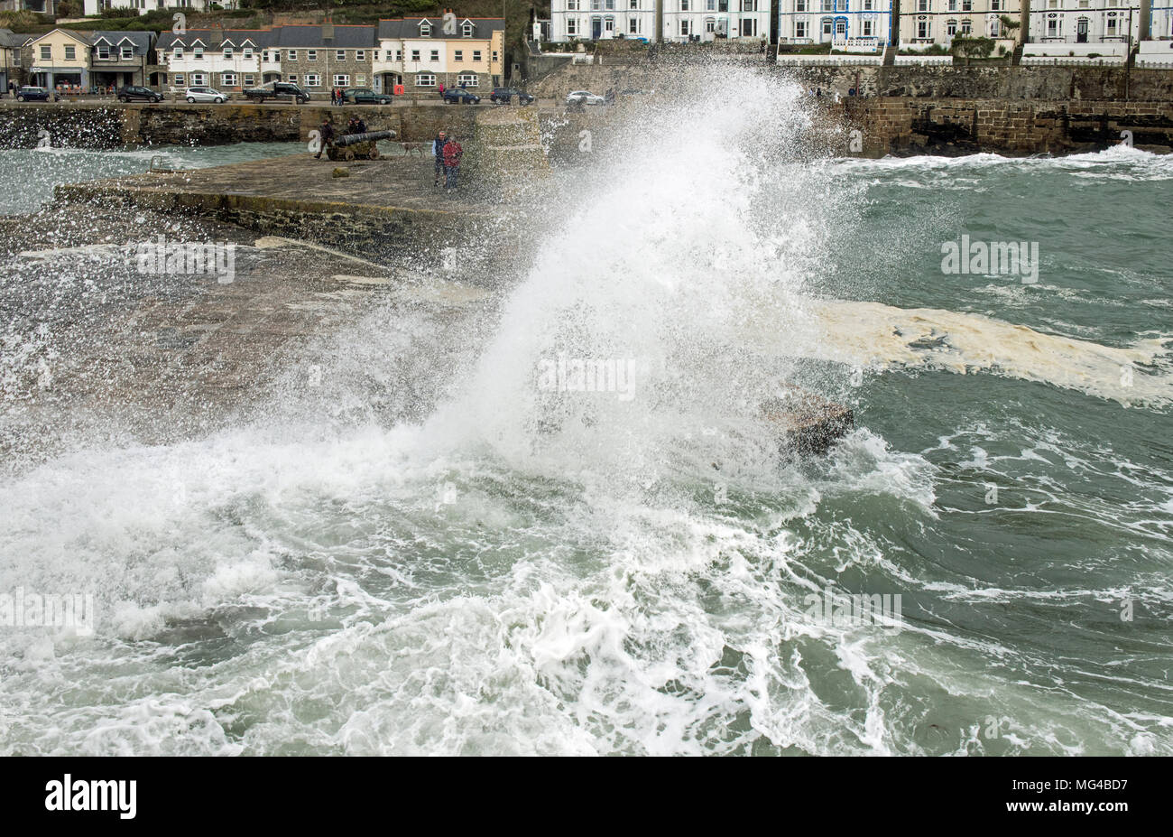 Haute mer et vagues au port de Porthleven, Cornwall au printemps Banque D'Images