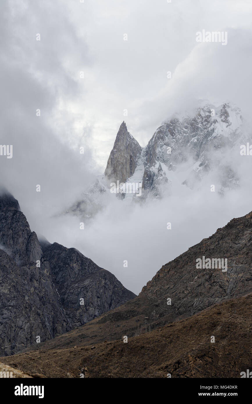 Paysage de montagnes le matin avec du brouillard et de l'environnement nuageux le matin, et le sommet de Lady' doigt mountain peak Banque D'Images