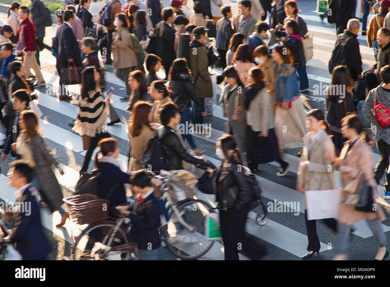 Les gens crossing street, Kobe, Japon, Kansai Banque D'Images