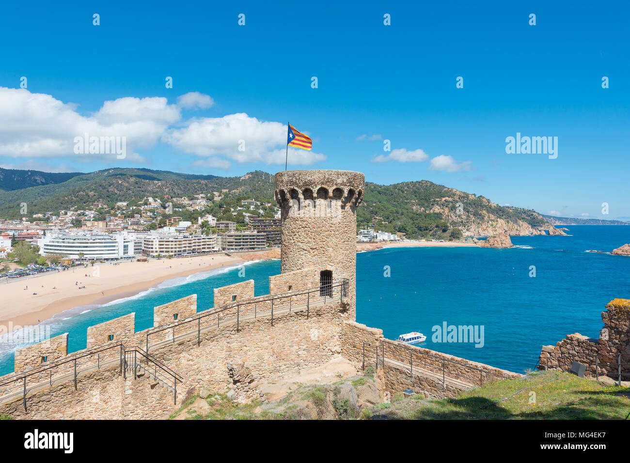 Vue aérienne de la forteresse de Vila Vella et Badia de Tossa bay à l'été à Tossa de Mar sur la Costa Brava, Catalogne, Espagne Banque D'Images
