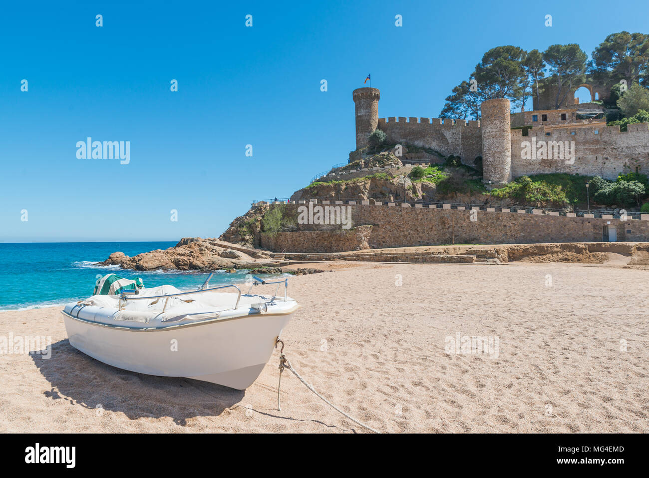Plage de Tossa de Mar et de la forteresse dans un beau jour d'été, Costa Brava, Catalogne, Espagne Banque D'Images