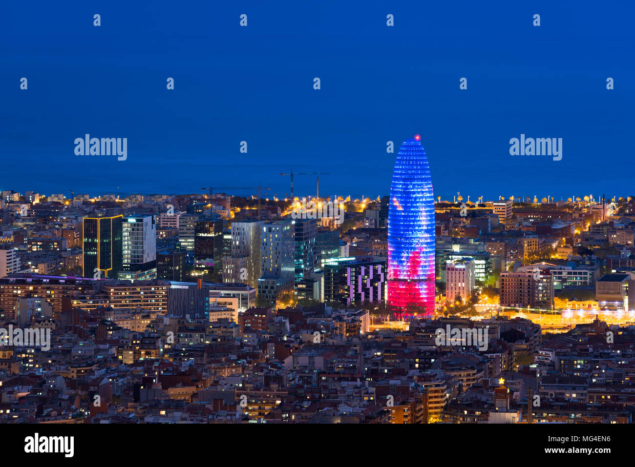 Scenic Vue aérienne de la ville de Barcelone et gratte-ciel skyline at night à Barcelone, Espagne. Banque D'Images