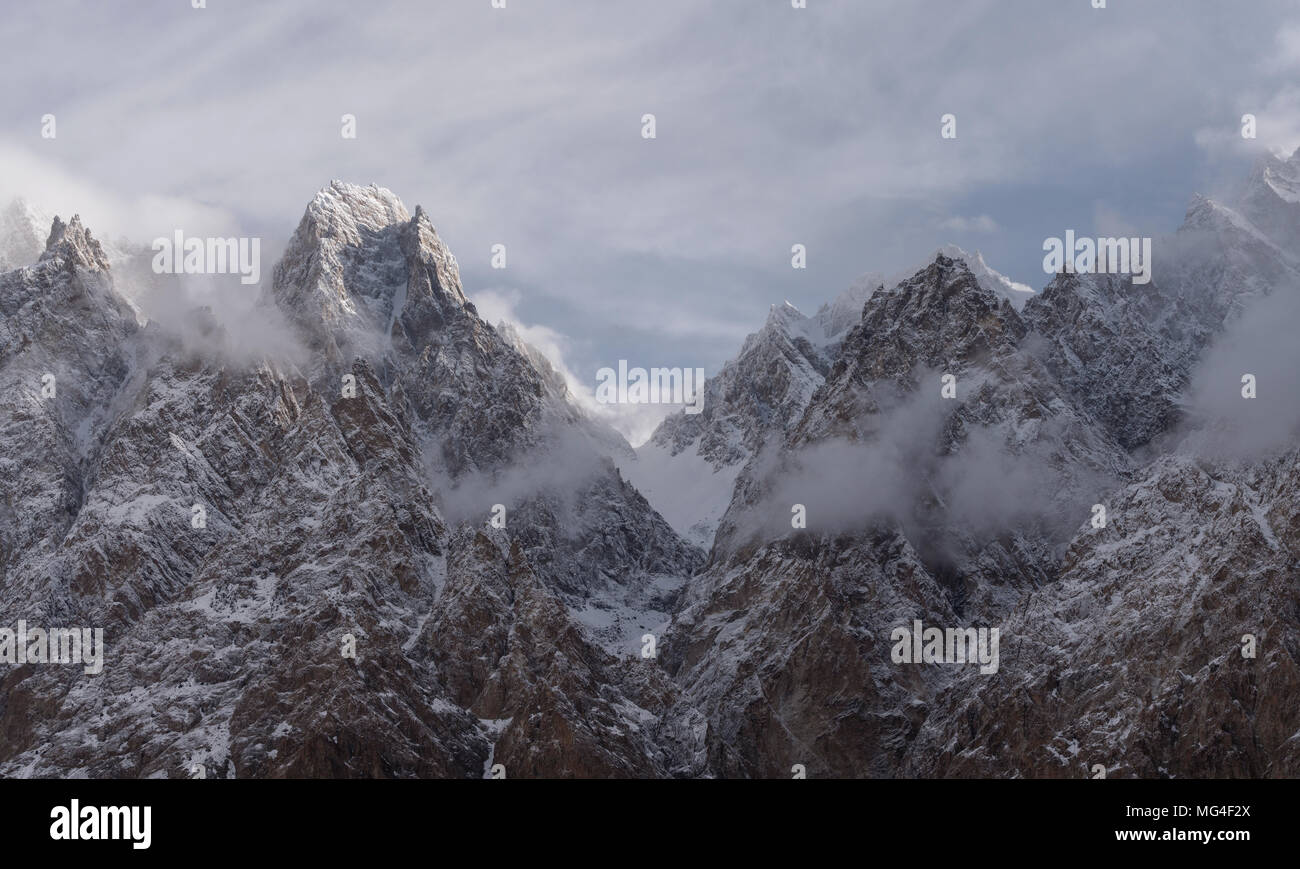 Passu Cathedral Mountain peak avec passages nuageux et environnement brumeux au Pakistan Banque D'Images