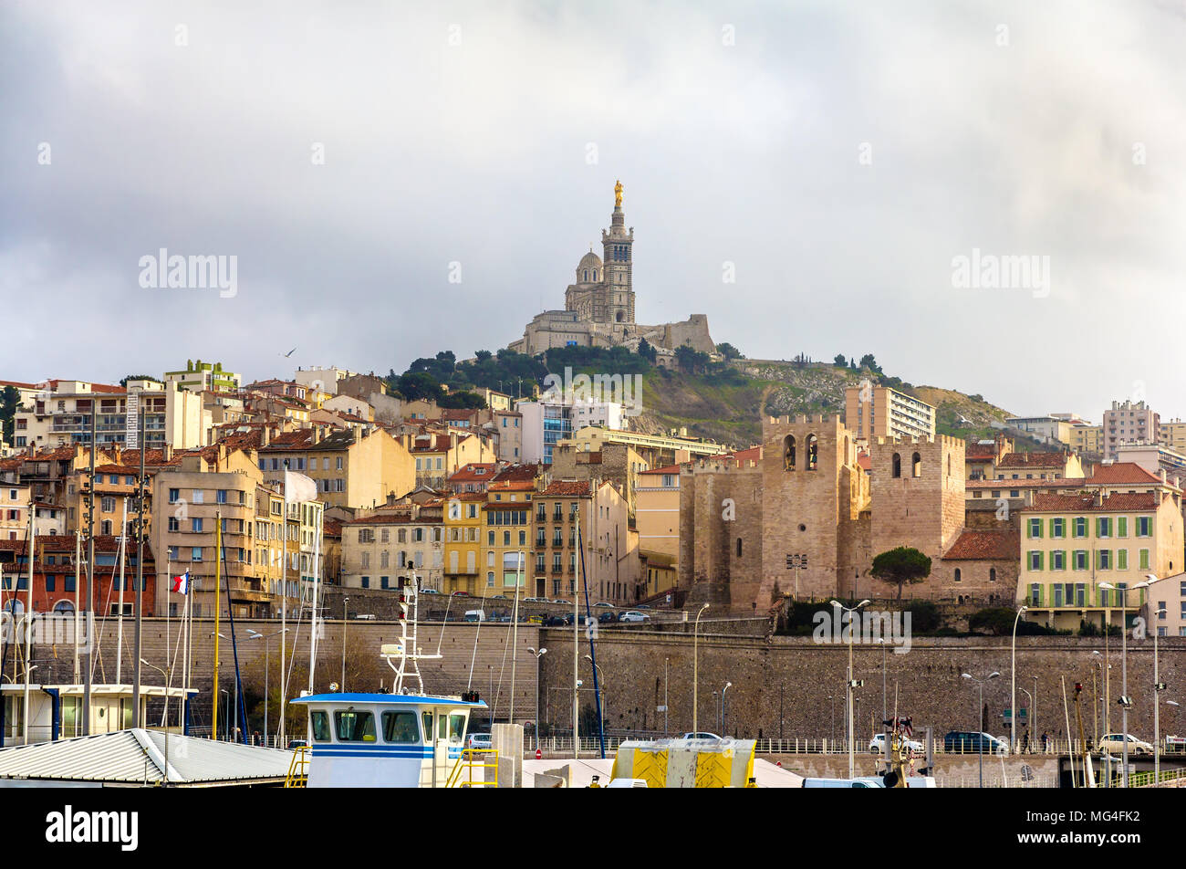 Notre-Dame de la Garde et Abbaye de Saint Victor à Marseille - Banque D'Images
