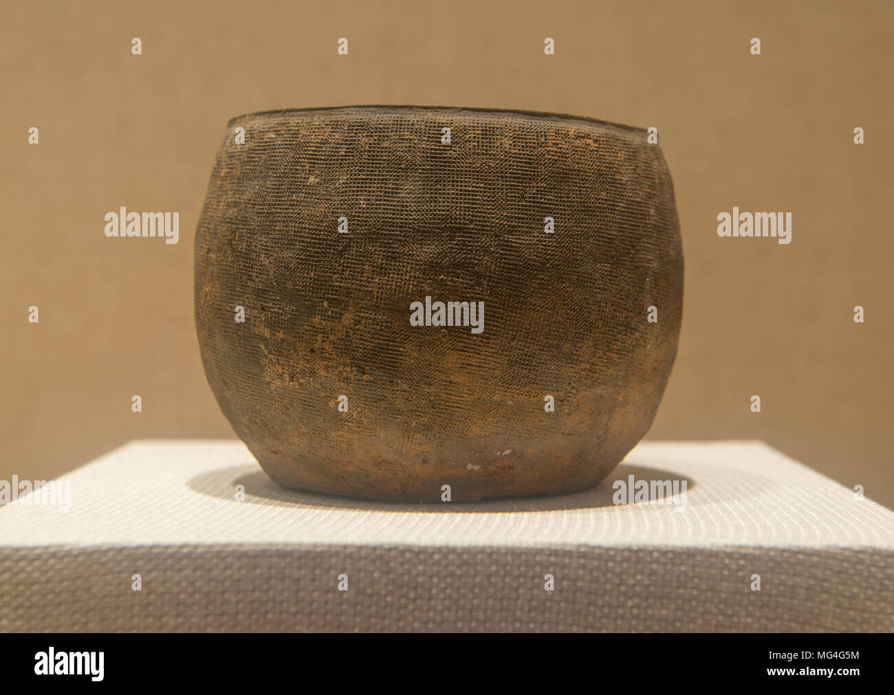 Bol de céramique dure de placage avec motif géométrique dans le Zhejiang Museum à Hangzhou, Chine. Dynastie Zhou de l'Est (770BC-221BC) Banque D'Images