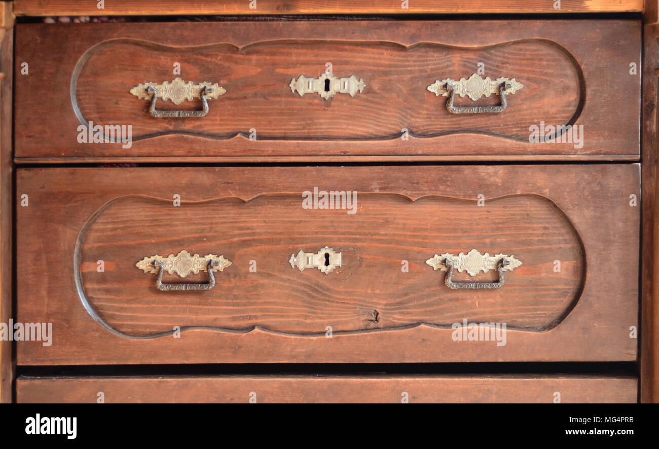 Les fragments sculptés de vieux meubles en bois en close-up Banque D'Images