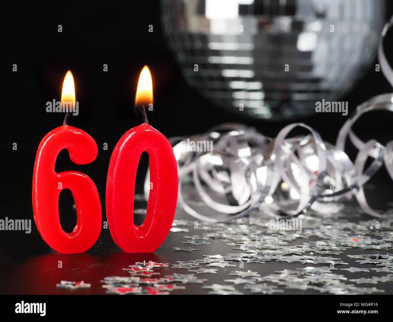 N 60 Bougies Rouges Montrant Abstract Background Pour Anniversaire Ou Fete D Anniversaire Photo Stock Alamy