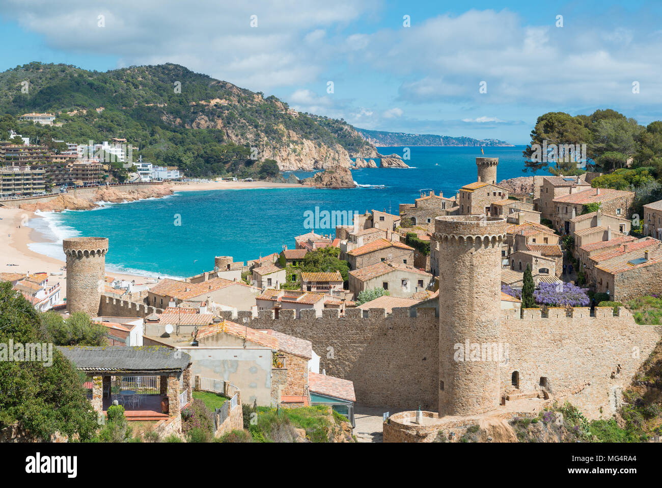 Vue aérienne de la forteresse de Vila Vella et Badia de Tossa bay à l'été à Tossa de Mar sur la Costa Brava, Catalogne, Espagne Banque D'Images
