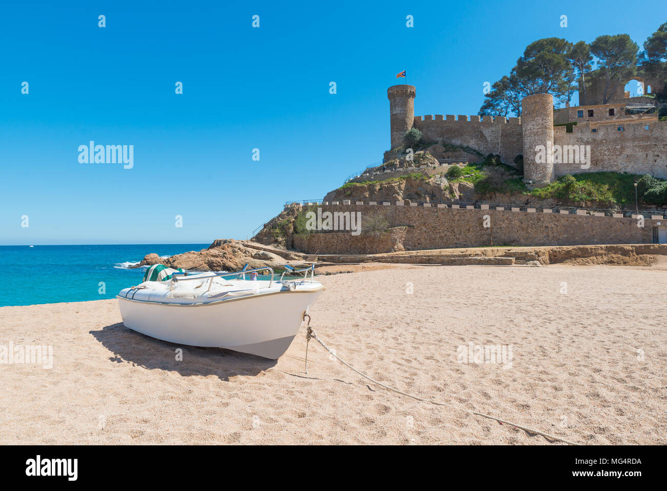 Plage de Tossa de Mar et de la forteresse dans un beau jour d'été, Costa Brava, Catalogne, Espagne Banque D'Images