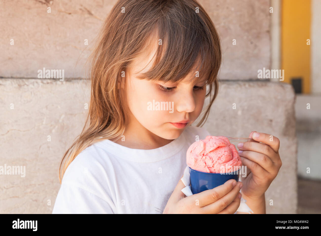 Petite fille mange de la glace Banque de photographies et d’images à haute résolution Alamy