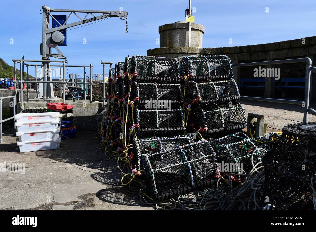 Cages à homard empilés dans le port de Newquay Banque D'Images