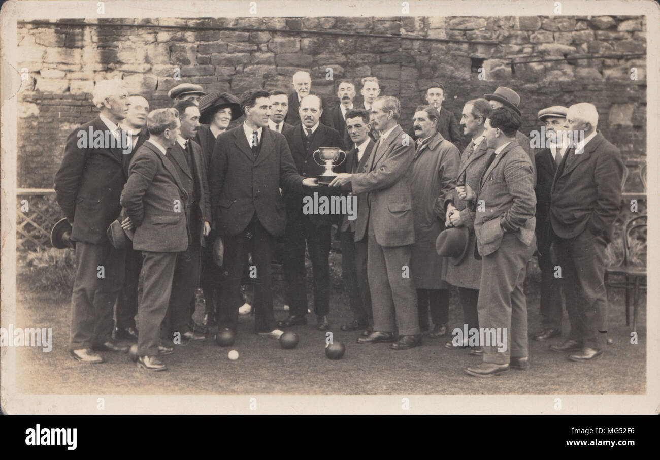 Véritable Carte postale photographique de la police et de l'équipe de Morpeth Bols la tasse est remis au Sergent Taylor de la Force de police. Banque D'Images