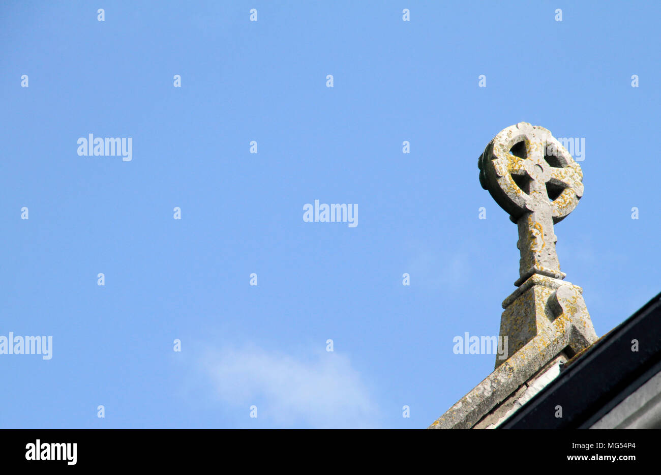 Croix celtique sur le dessus d'une église en Irlande Banque D'Images