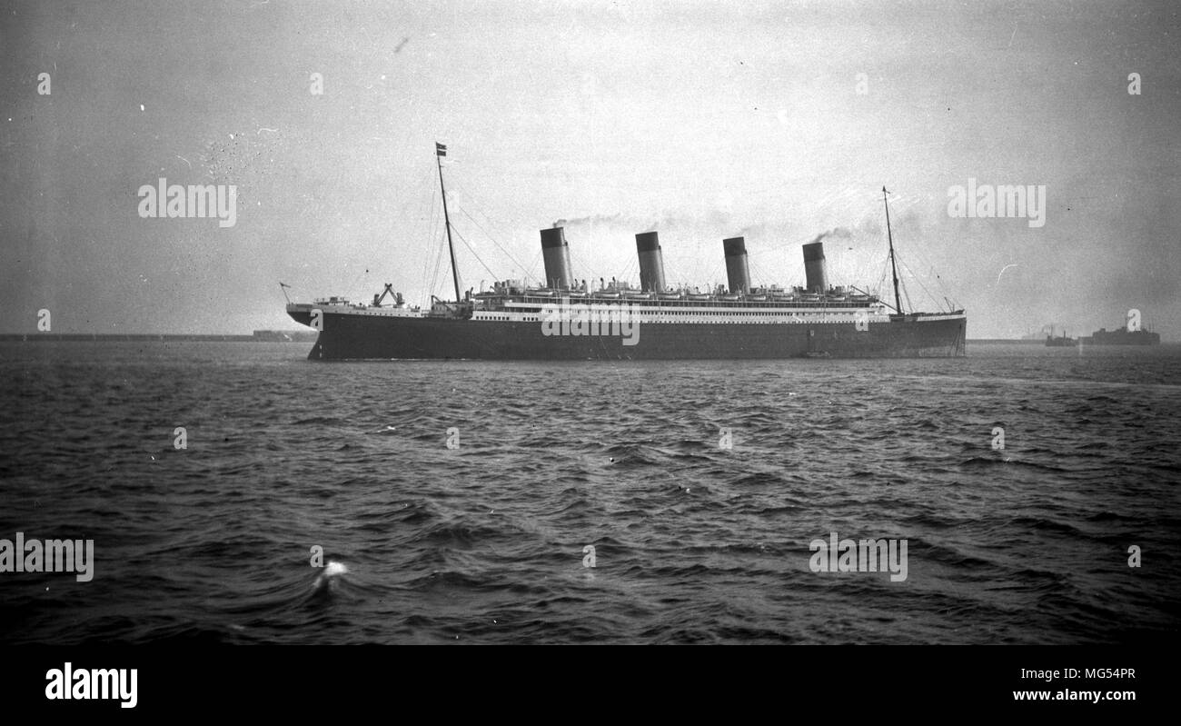 La White Star Line paquebot RMS olympique de voile à au large de Cherbourg autour de 1912 après sa reposer augmentant le nombre de canots de sauvetage. Banque D'Images