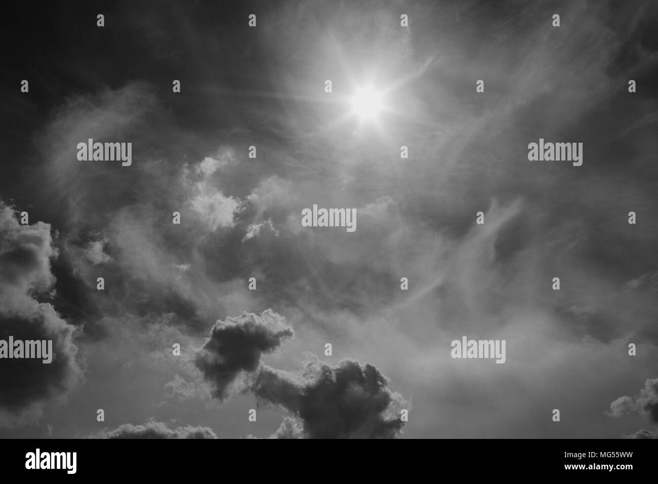 Belles image noir et blanc d'été ensoleillé cloudscape. Photographie horizontale. Banque D'Images