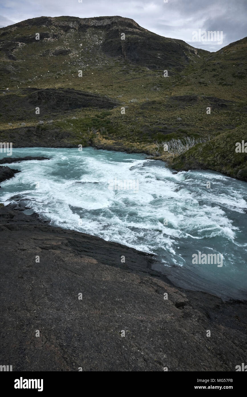 Eaux tumultueuses de la rivière Paine en Patagonie chilienne. Ciel couvert ci-dessus. Banque D'Images