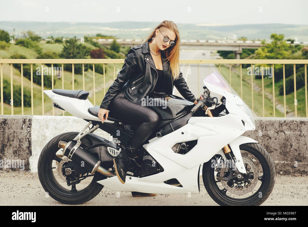 Belle femme avec des lunettes de conduite sur des moto Photo Stock - Alamy