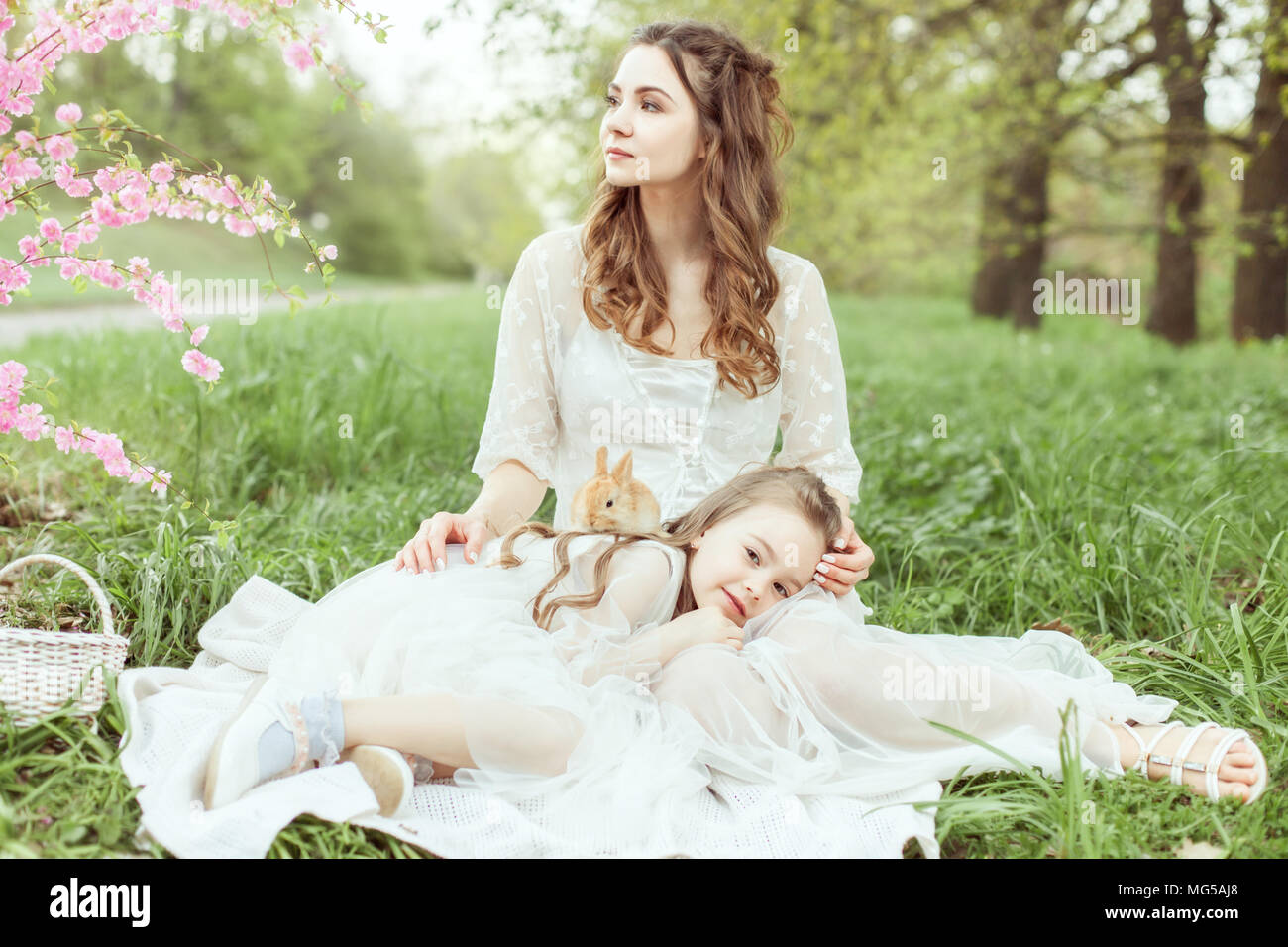 Portrait d'une belle mère et sa fille avec un petit lapin. Banque D'Images