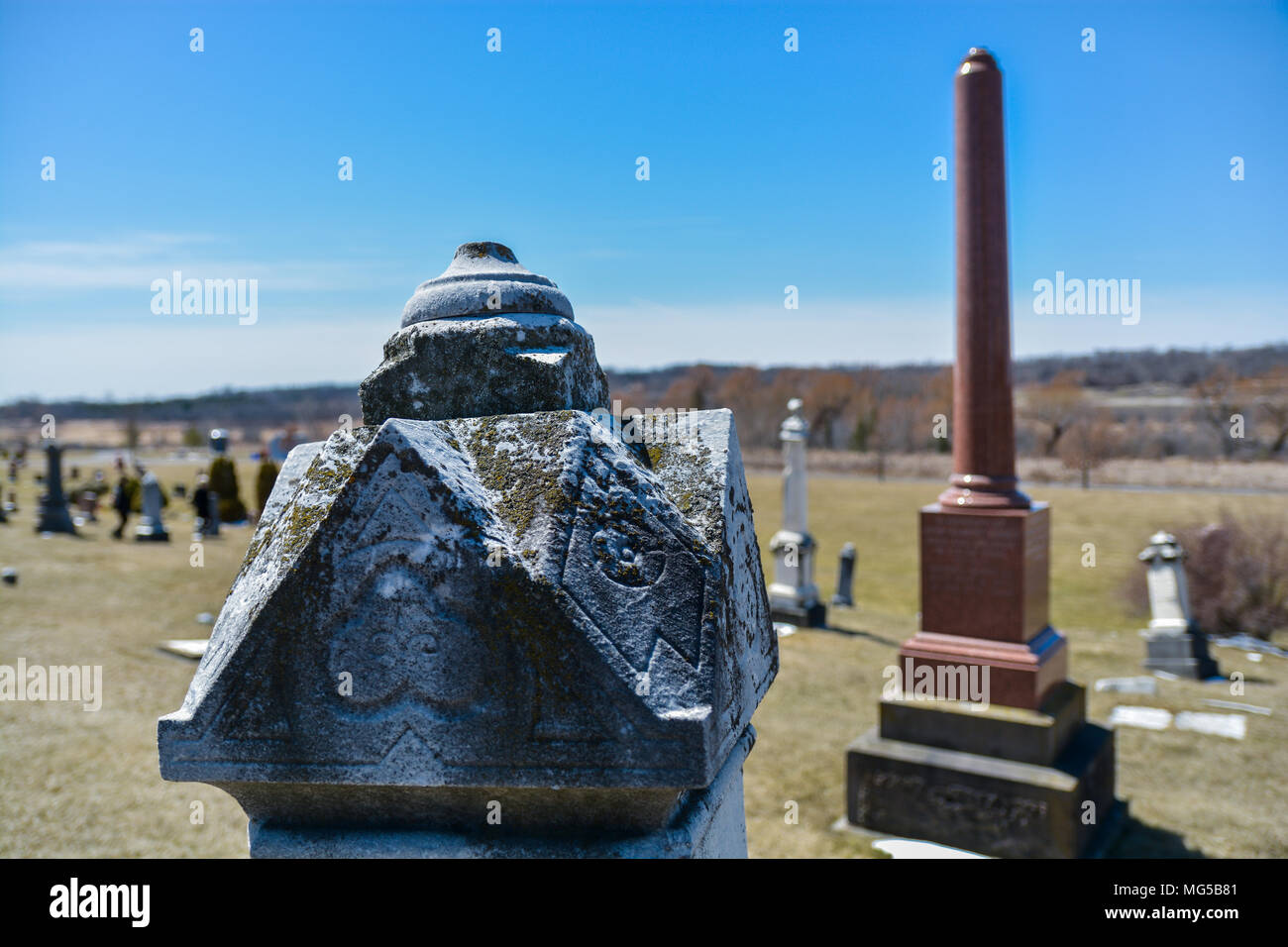 Des pierres tombales du cimetière cimetière en sculptures montrant sur la pierre Banque D'Images