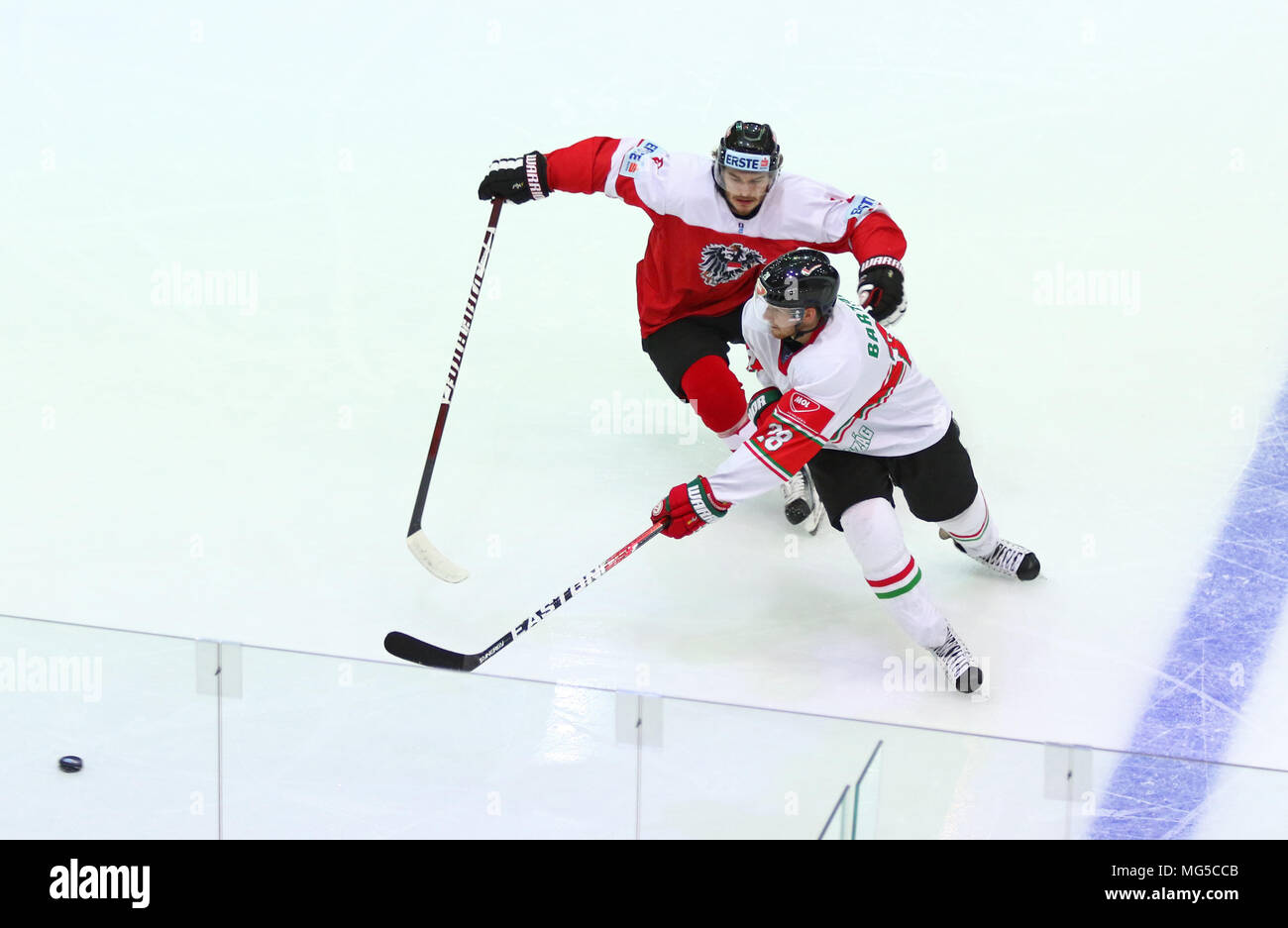 Kiev, UKRAINE - le 24 avril 2017 : Stefan ULMER d'Autriche (L) lutte pour une rondelle avec Istvan BARTALIS de Hongrie au cours de leur Championnat du Monde de Hockey sur glace 2017 Banque D'Images