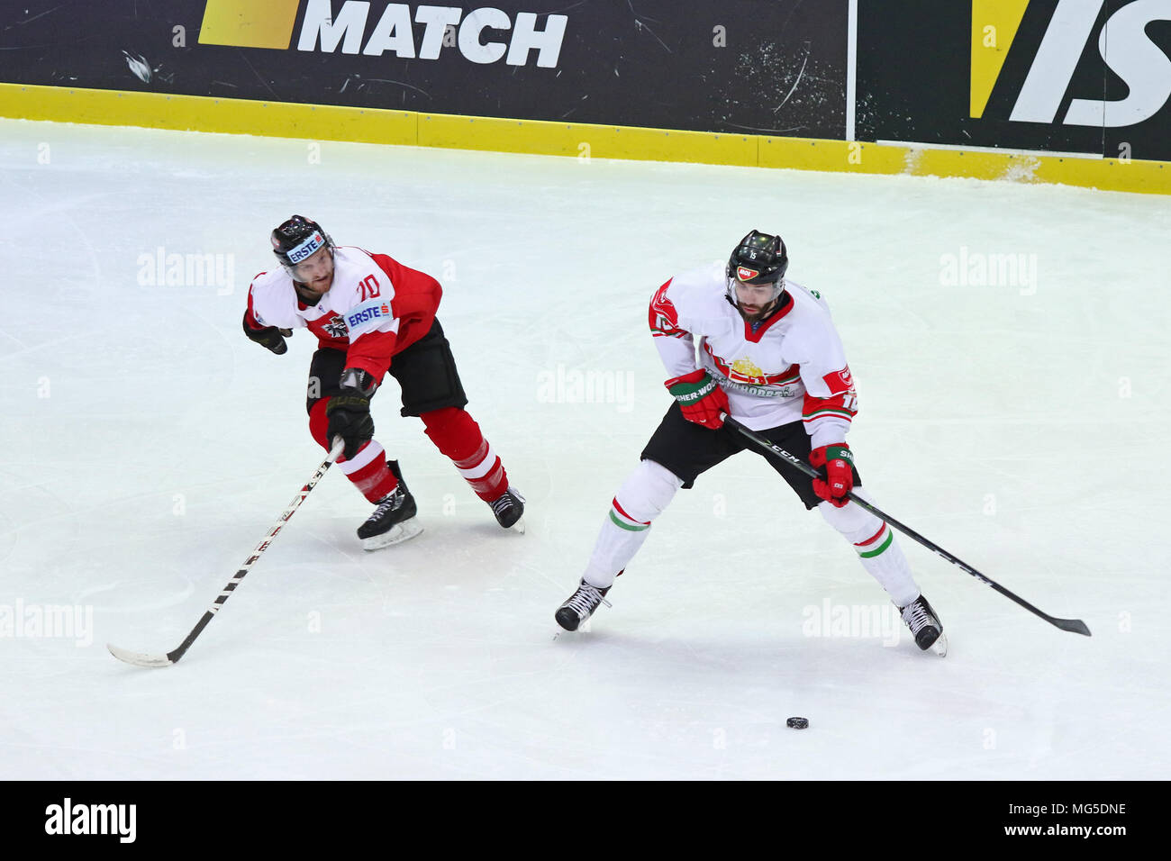 Kiev, UKRAINE - le 24 avril 2017 : Stefan ULMER d'Autriche (L) lutte pour une rondelle avec Andrew SARAUER de Hongrie au cours de leur Championnat du Monde de Hockey sur glace 2017 C Banque D'Images