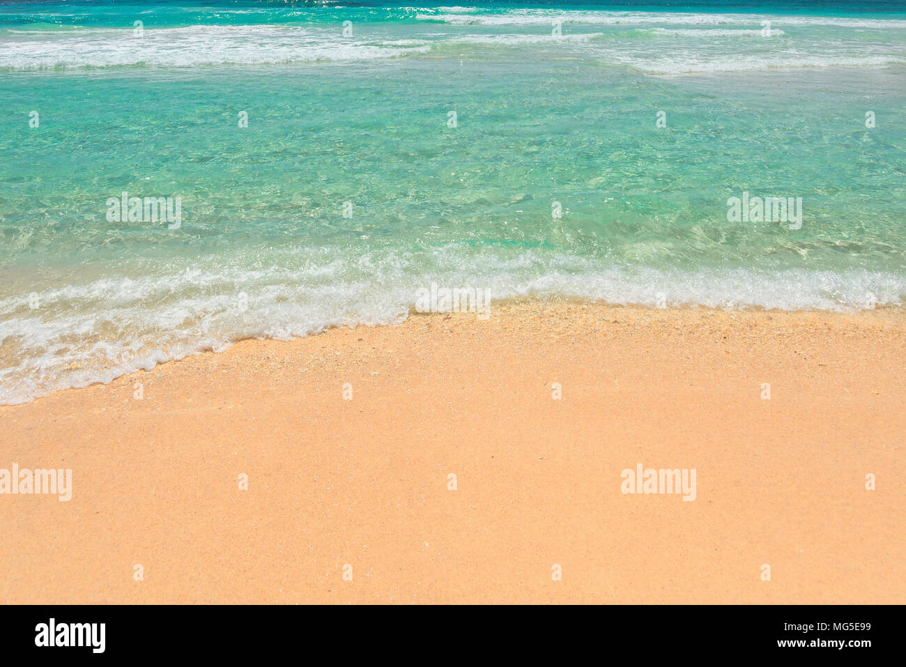 Vague de l'océan bleu sur une plage de sable. Banque D'Images