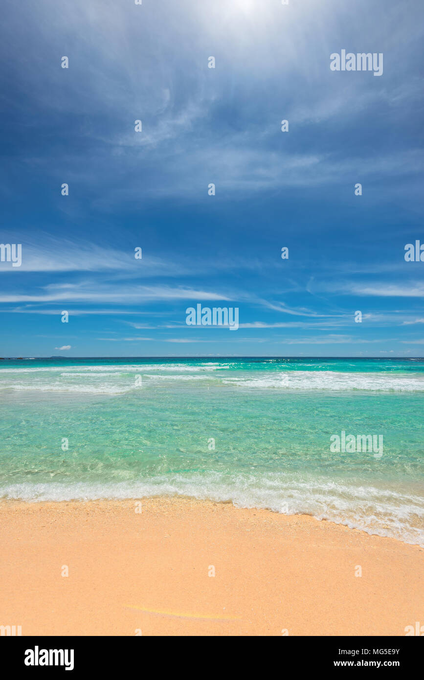 Belle plage de sable sur l'océan bleu. Banque D'Images