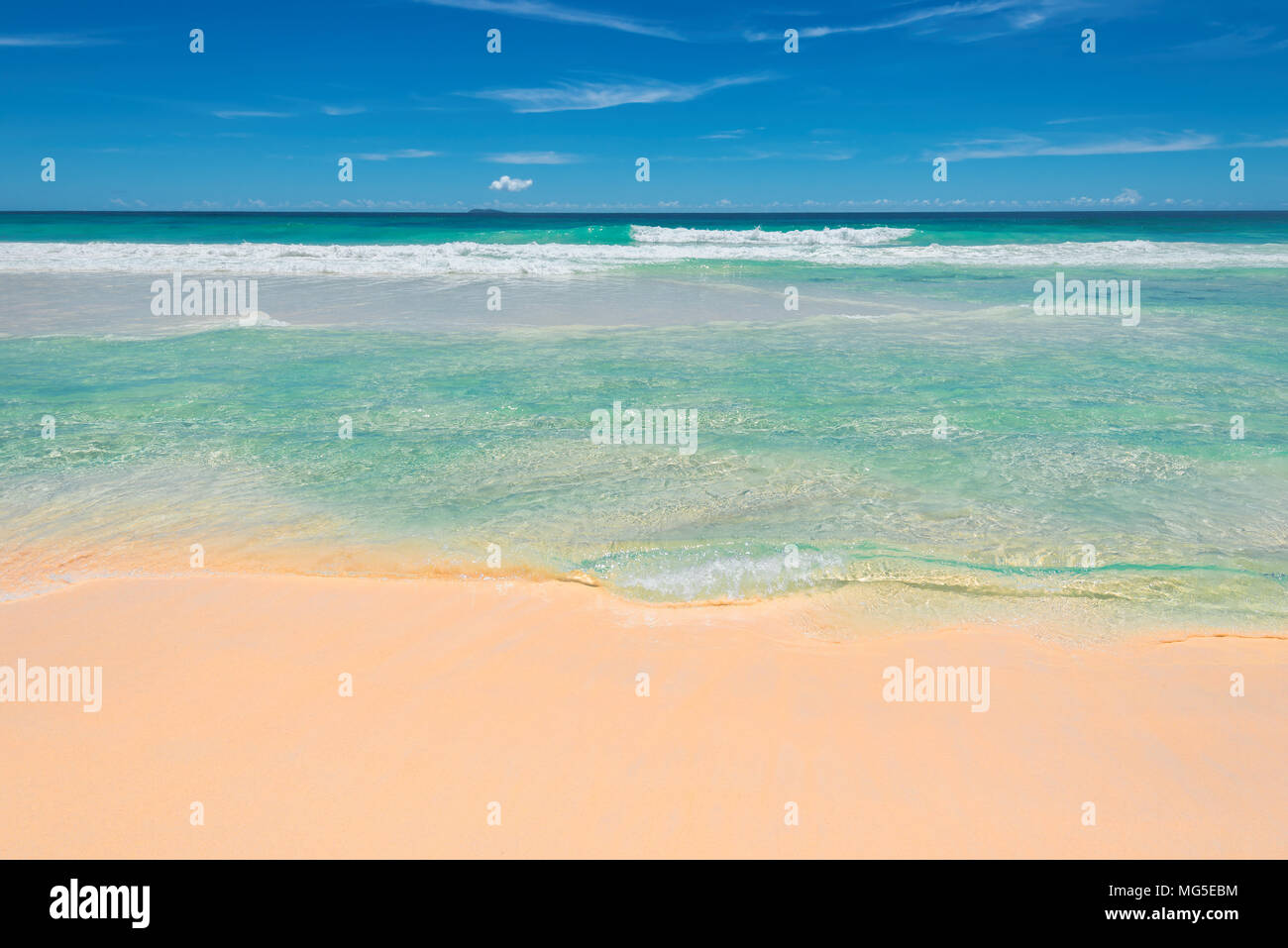 Belle plage de sable sur l'océan bleu. Banque D'Images