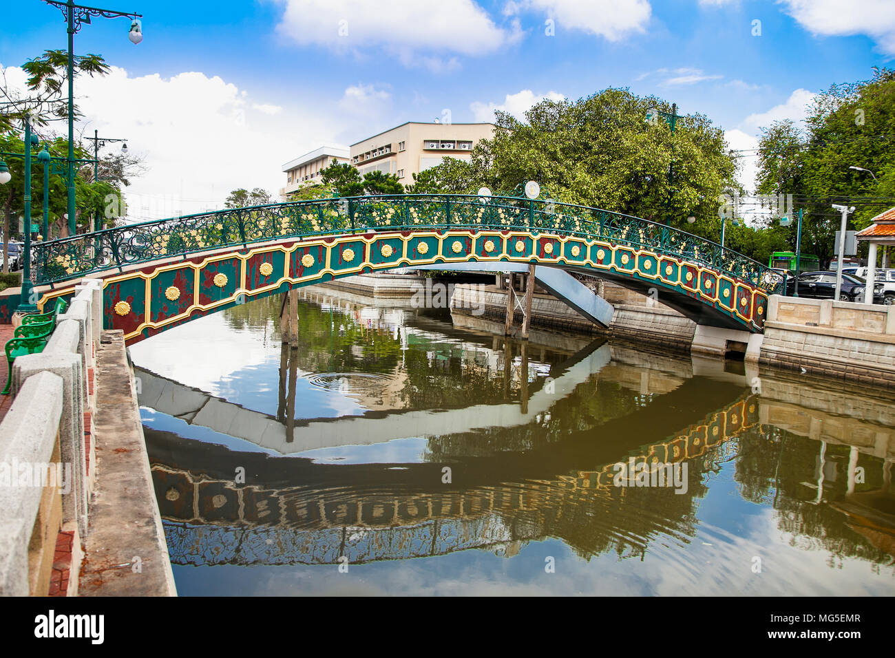 Pont sur le canal en Prachakon Prem en Temple (Wat Benchamabophit) à Bangkok, Thaïlande. Banque D'Images