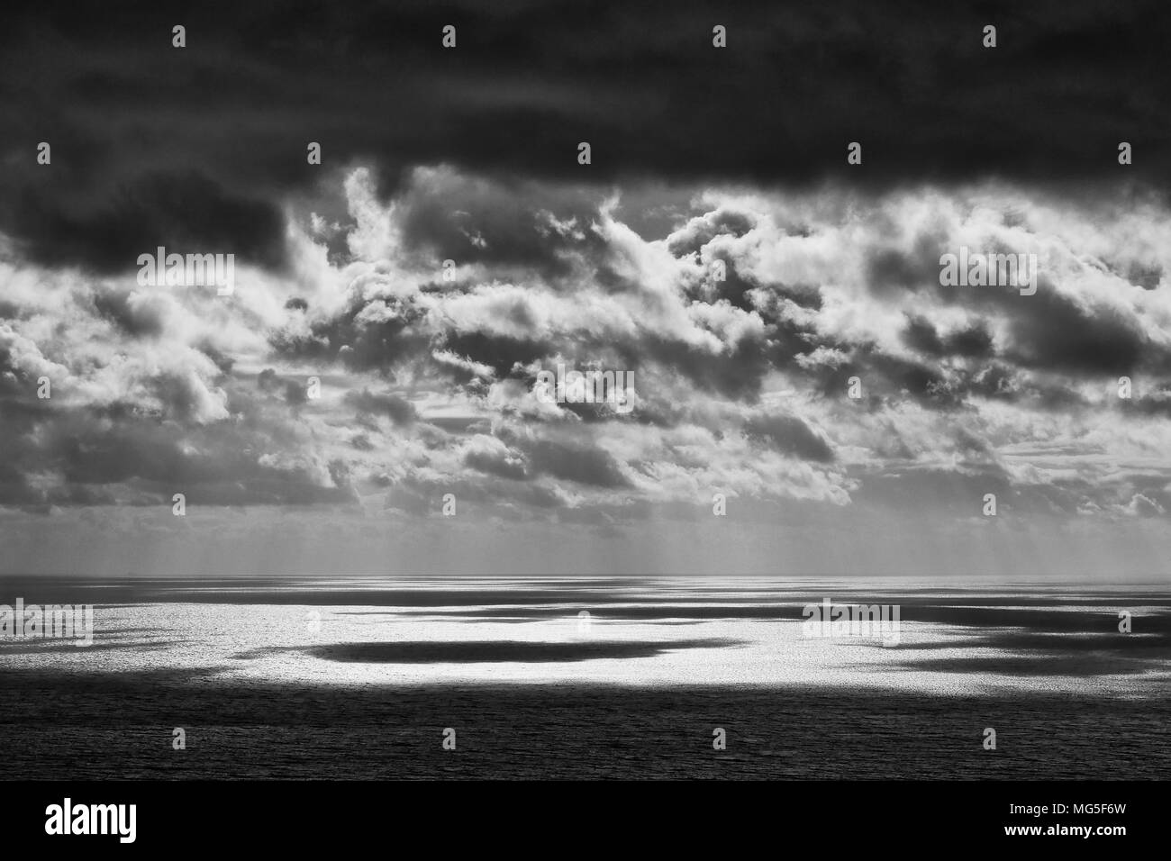 Un simple marin en noir et blanc prises au large de la côte du Dorset. Banque D'Images
