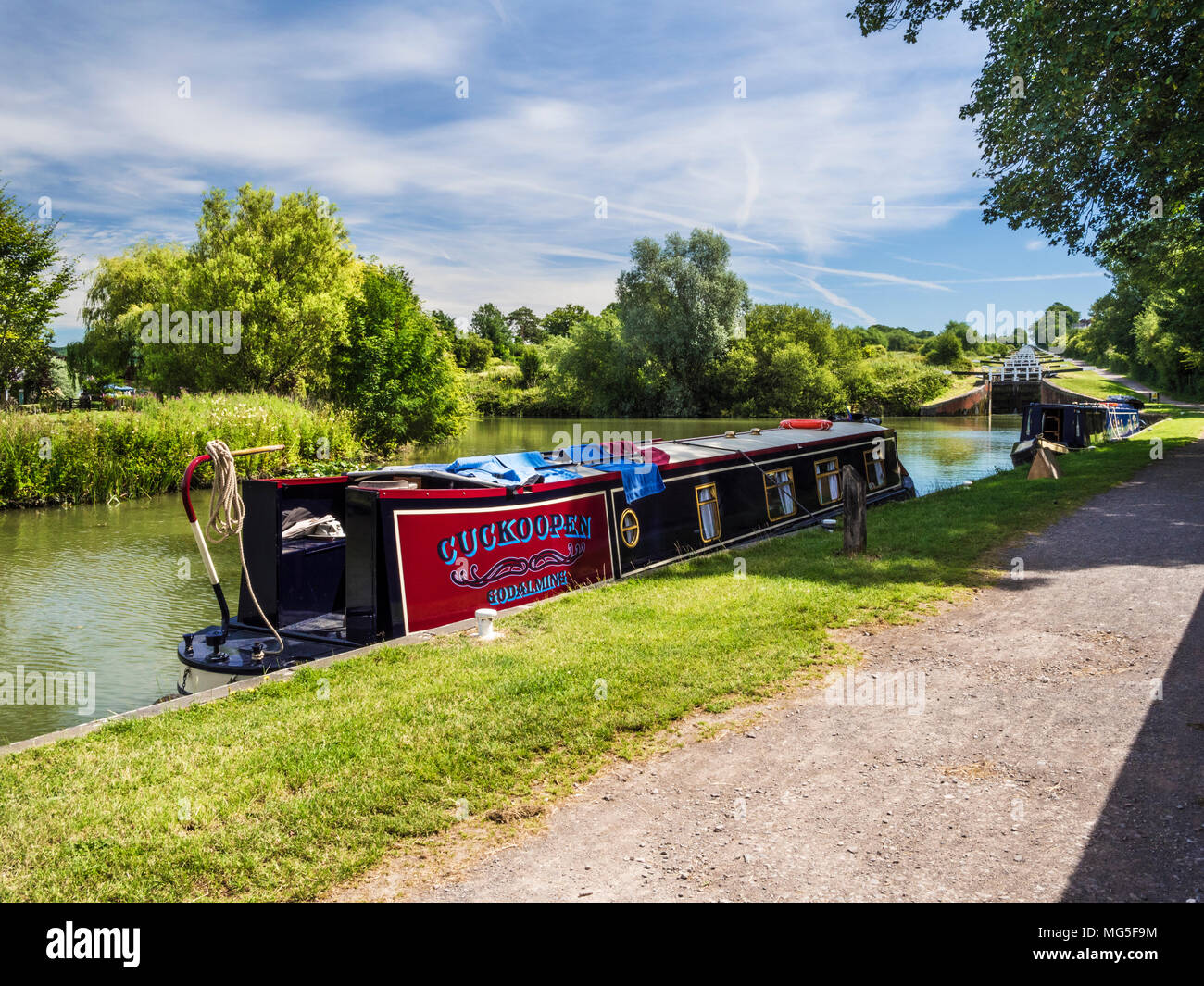Les bateaux amarrés sur le Kennet and Avon Canal près du fameux vol d'écluses à Caen Hill dans le Wiltshire. Banque D'Images