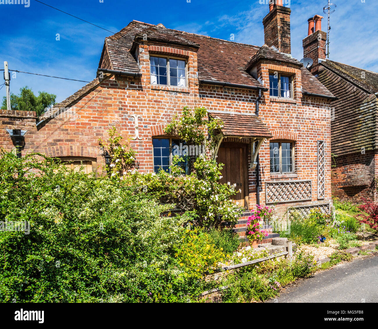 Une jolie maison dans le village de Little Bedwyn dans le Wiltshire. Banque D'Images