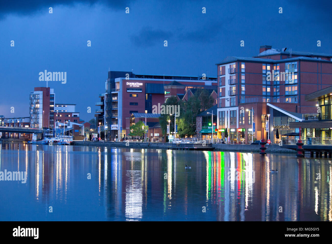 La vue sur Brayford Pool, Lincoln, photographié en début de soirée après de fortes pluies comme autre approche nuages Banque D'Images